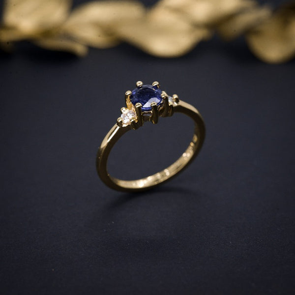 Anillo de compromiso con zafiro natural y 2 diamantes naturales oro amarillo de 14 kilates