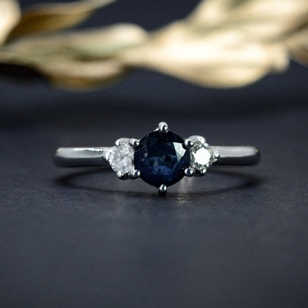 Anillo de compromiso con zafiro natural y 2 diamantes naturales oro blanco de 14 kilates