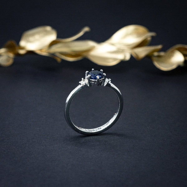 Anillo de compromiso con zafiro natural y 2 diamantes naturales oro blanco de 14 kilates