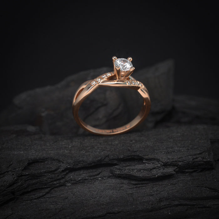 Anillo de compromiso con cristal y 8 diamantes naturales laterales elaborado en oro rosa de 14 kilates
