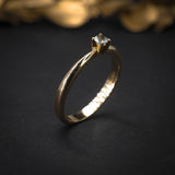 Anillo de compromiso con diamante natural central de .10ct elaborado en oro amarillo de 14 kilates