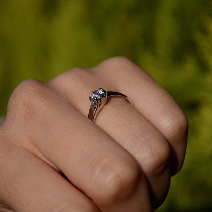 Anillo de compromiso con moissanita de 1 quilate con certificado GRA elaborado en oro blanco de 14 kilates