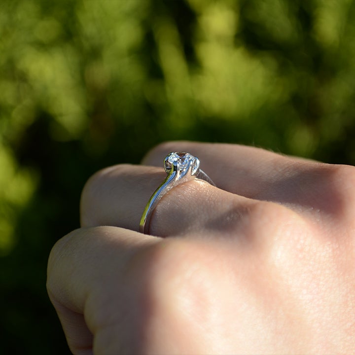 Anillo de compromiso con moissanita de 1 quilate con certificado GRA elaborado en oro blanco de 14 kilates