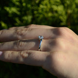 Anillo de compromiso con moissanita de 1 quilate con certificado GRA elaborado en oro blanco de 14 kilates