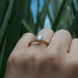 Anillo de compromiso con moissanita .50ct y cristales elaborado en oro amarillo de 14 kilates