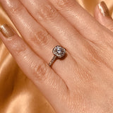 Anillo de compromiso diamante natural de .25ct y 26 diamantes laterales realizado en oro blanco de 14 kilates