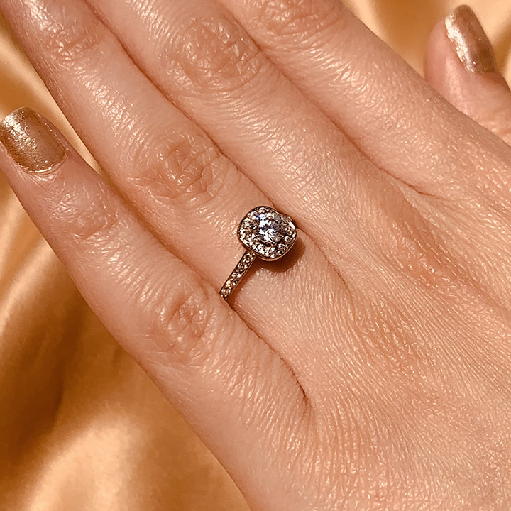 Anillo de compromiso diamante natural de .25ct y 26 diamantes laterales realizado en oro blanco de 14 kilates