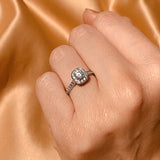 Anillo de compromiso diamante natural de .25ct y 26 diamantes laterales realizado en oro blanco de 14 kilates