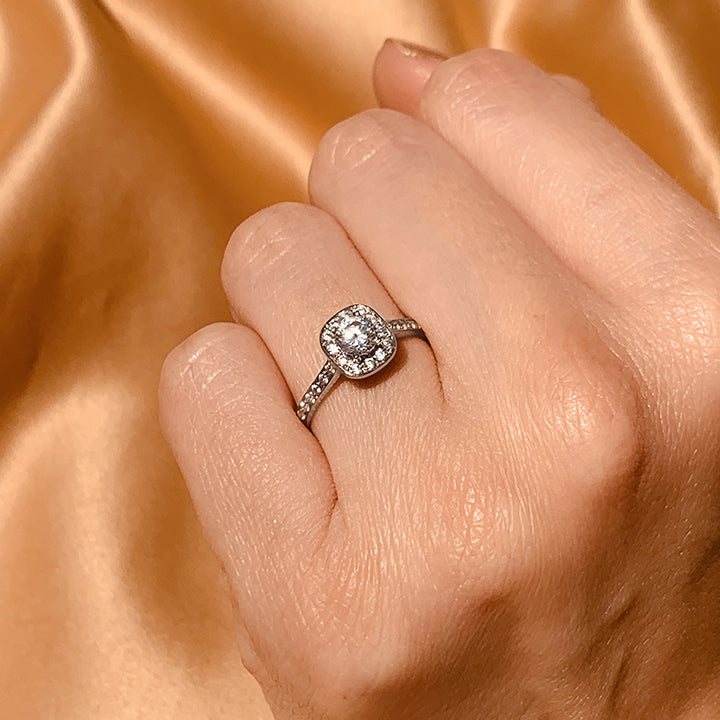 Anillo de compromiso diamante natural de .25ct y 26 diamantes laterales realizado en oro blanco de 14 kilates