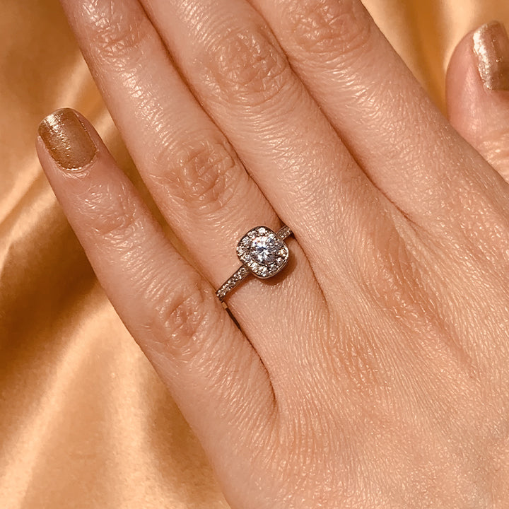 Anillo de compromiso diamante natural de .25ct y 26 diamantes laterales realizado en oro blanco de 14 kilates