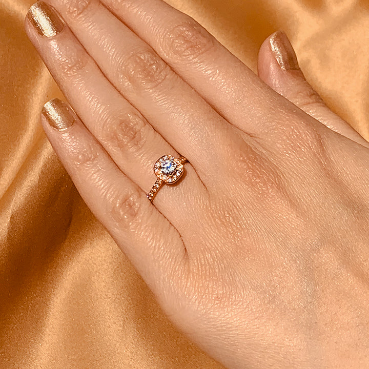 Anillo de compromiso con diamante natural de .25ct y 26 diamantes laterales realizado en oro rosa de 14 kilates