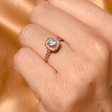 Anillo de compromiso con diamante natural de .25ct y 26 diamantes laterales realizado en oro rosa de 14 kilates