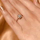 Anillo de compromiso con diamante natural de .25ct y 26 diamantes laterales realizado en oro rosa de 14 kilates