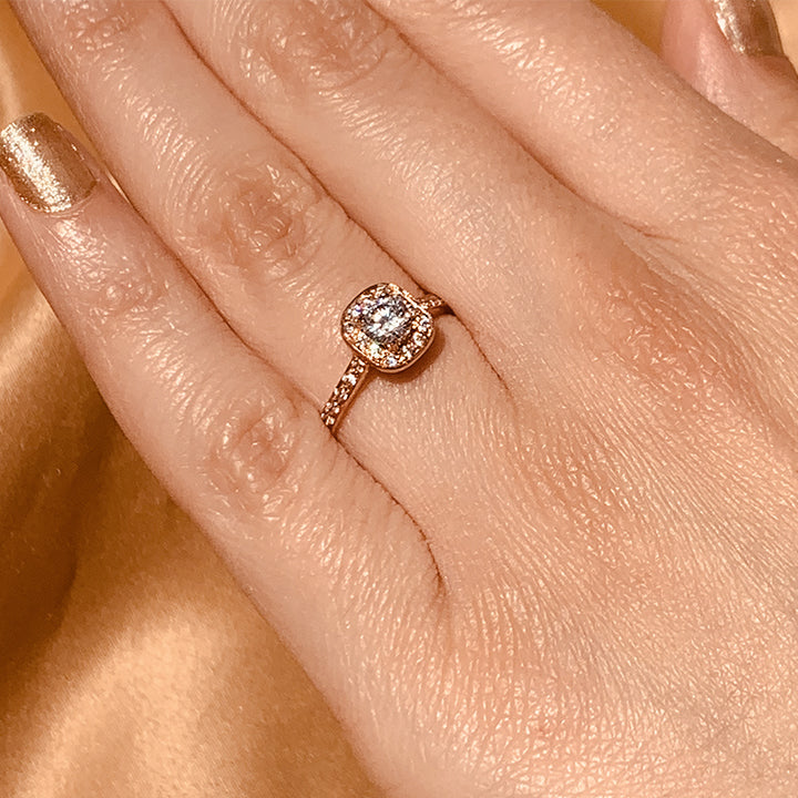 Anillo de compromiso con diamante natural de .25ct y 26 diamantes laterales realizado en oro rosa de 14 kilates