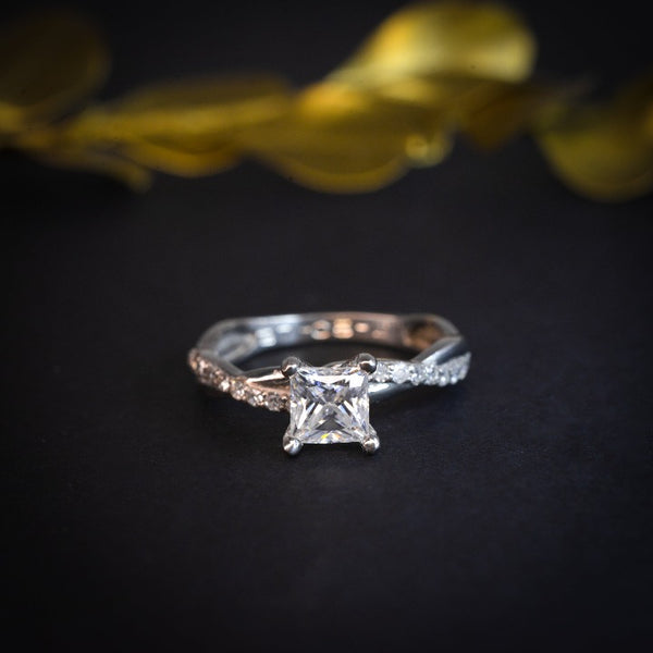 Anillo de compromiso con moissanita de .60ct corte princesa con certificado GRA y 18 diamantes naturales laterales elaborado en oro blanco de 14 kilates