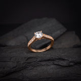 Anillo de compromiso con moissanita de 1 quilate con certificado GRA y 10 diamantes laterales elaborado en oro rosa 14 kilates