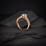 Anillo de compromiso con moissanita de 1 quilate con certificado GRA y 10 diamantes laterales elaborado en oro rosa 14 kilates