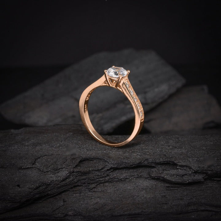 Anillo de compromiso con diamante natural central de .60ct con certificación GIA y 10 diamantes naturales laterales oro rosa 14 kilates