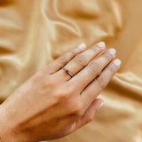 Anillo de compromiso con rubi natural y 12 en diamantes naturales elaborado en oro blanco de 14 kilates