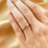 Anillo de compromiso con esmeralda natural de .15ct y 2 diamantes laterales elaborado en oro amarillo de 14 kilates