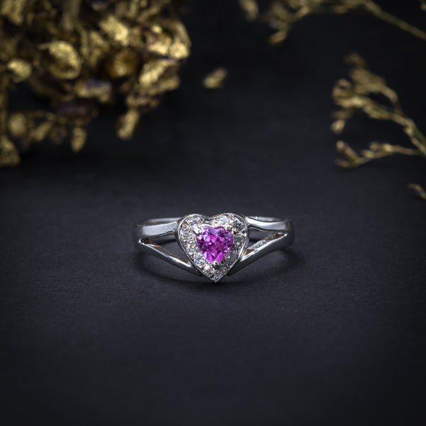 Anillo de compromiso con zafiro rosa y cristales elaborado en oro blanco de 14 kilates