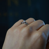 Anillo de compromiso con cristal realizado en oro blanco de 14 kilates