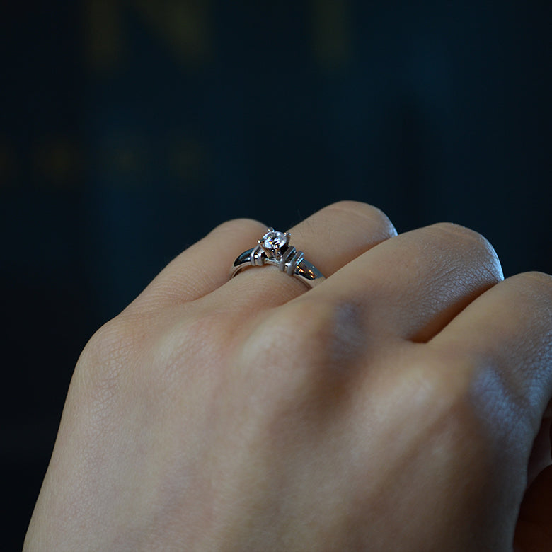 Anillo de compromiso con cristal realizado en oro blanco de 14 kilates