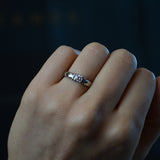 Anillo de compromiso con cristal realizado en oro blanco de 14 kilates
