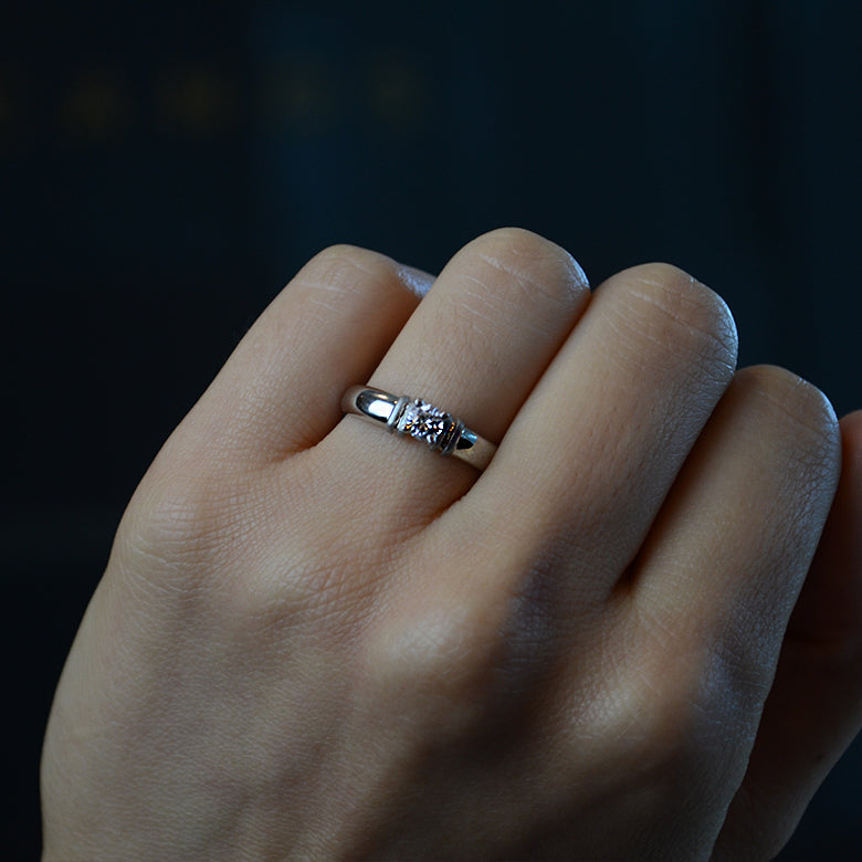 Anillo de compromiso con cristal realizado en oro blanco de 14 kilates