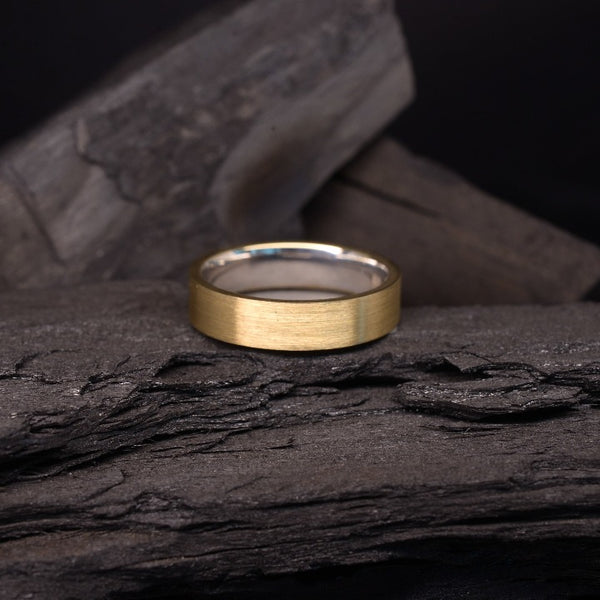 Argolla de matrimonio confort sólida de 4.5mm elaborada en oro amarillo y blanco de 10k