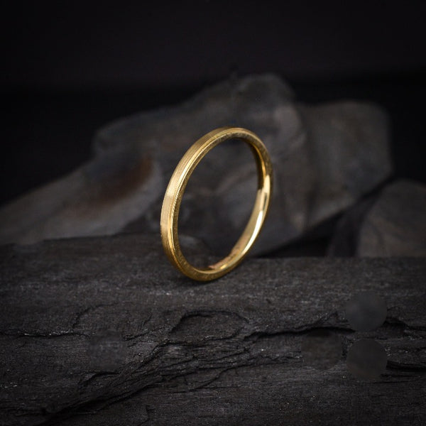 Argolla de matrimonio maciza de 2mm elaborada en oro amarillo de 14k