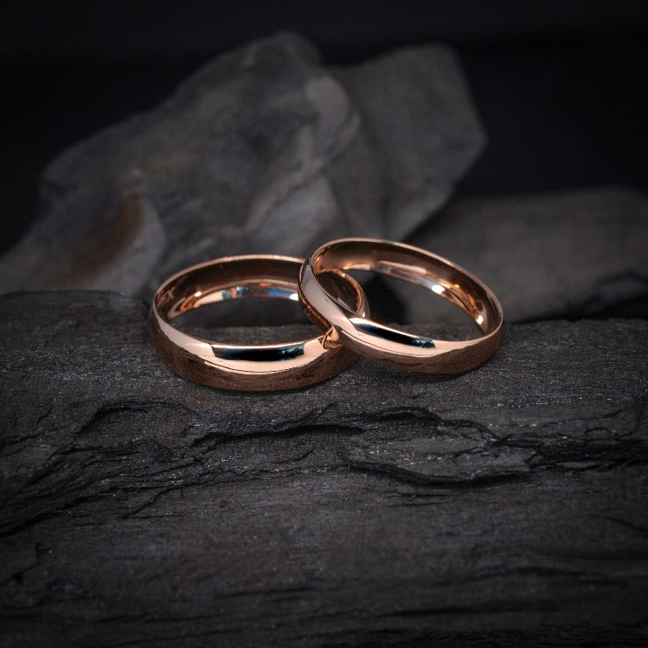 Par de argollas de matrimonio de 4mm clásicas elaboradas en oro rosa de 10 kilates