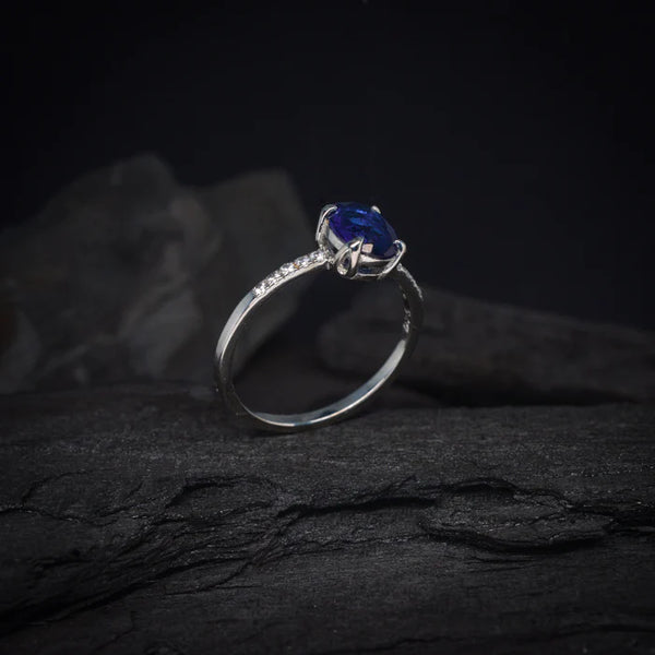 Anillo de compromiso con zafiro natural y 10 diamantes laterales elaborado en oro blanco de 14 kilates