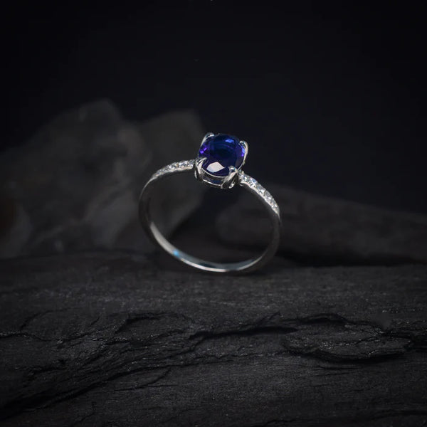 Anillo de compromiso con zafiro natural y 10 diamantes laterales elaborado en oro blanco de 14 kilates