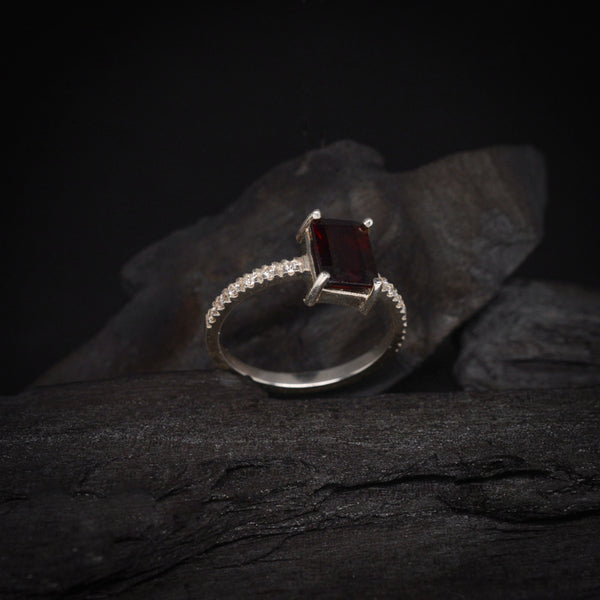 Anillo de compromiso con granate natural y 12 diamantes laterales elaborado en oro blanco de 14 kilates