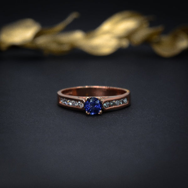 Anillo de compromiso con zafiro natural y 10 diamantes naturales en oro de 14 kilates