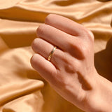 Par de argollas de matrimonio de 4mm clásica y 2mm maciza elaboradas en oro amarillo y blanco de 14 kilates
