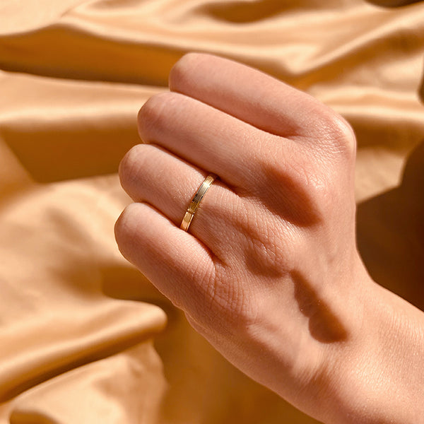Argolla de matrimonio maciza de 2mm elaborada en oro amarillo de 14k