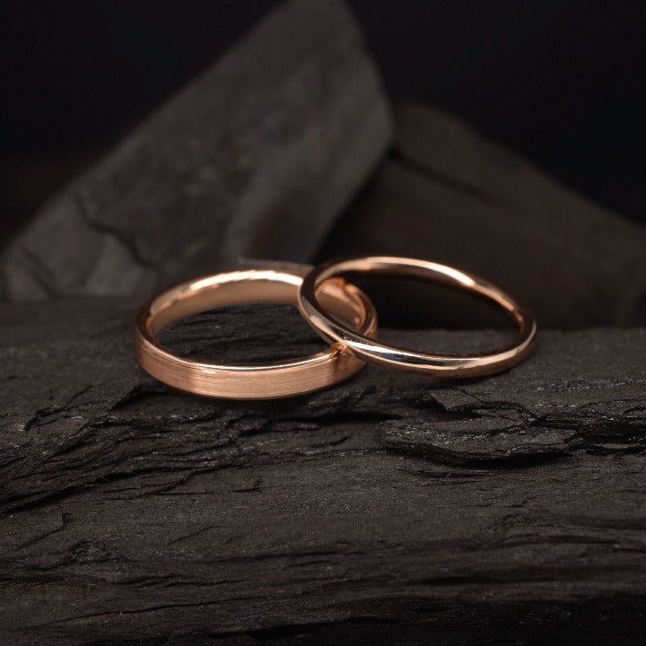 Par de argollas de matrimonio confort sólidas de 2mm y 3mm elaboradas en oro rosa de 10 kilates