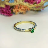 Anillo de compromiso con esmeralda y diamantes naturales elaborado en oro amarillo de 14 kilates