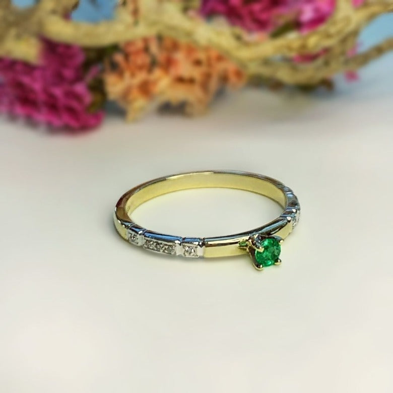 Anillo de compromiso con esmeralda y diamantes naturales elaborado en oro amarillo de 14 kilates