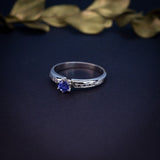 Anillo de compromiso con zafiro natural de .20ct y 10 diamantes laterales realizado en oro blanco de 14 kilates