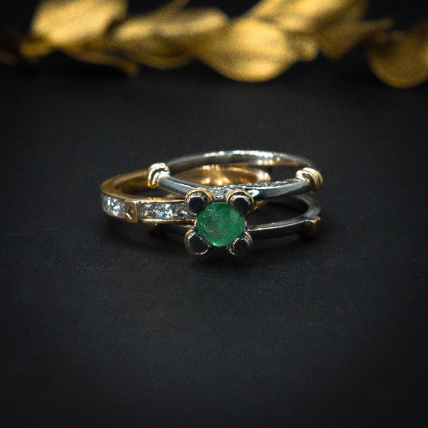Anillo de compromiso con esmeralda natural y cristales oro amarillo y blanco de 14 kilates