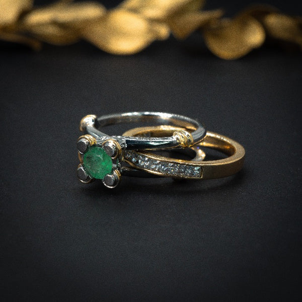 Anillo de compromiso con esmeralda natural y cristales oro amarillo y blanco de 14 kilates