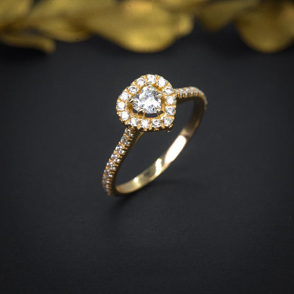 Anillo de compromiso con diamante natural de .30ct con certificación GIA y 34 diamantes laterales elaborado en oro amarillo de 14 kilates