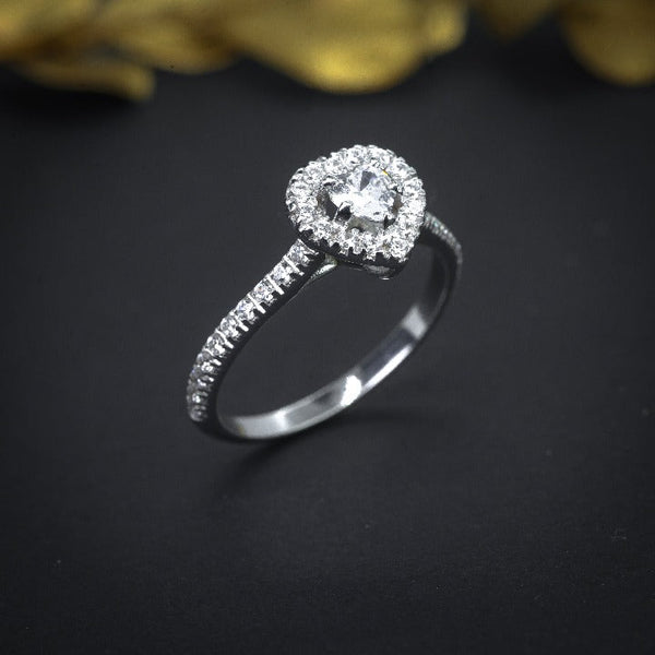 Anillo de compromiso con diamante natural de .30ct con certificación GIA y 34 diamantes laterales elaborado en oro blanco de 14 kilates