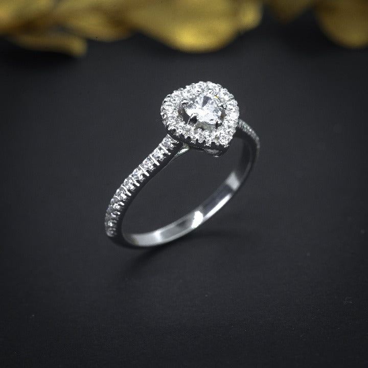 Anillo de compromiso con diamante natural de .30ct con certificación GIA y 34 diamantes laterales elaborado en oro blanco de 14 kilates