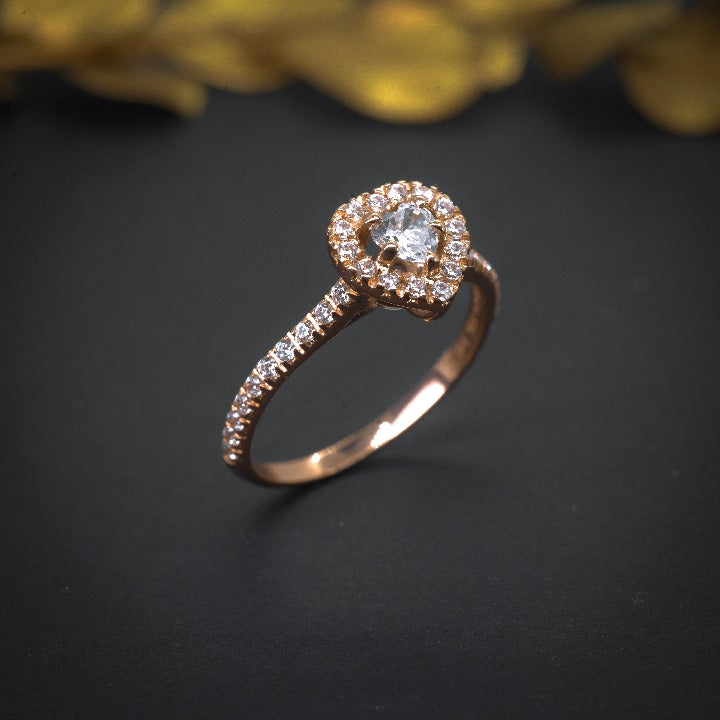 Anillo de compromiso con diamante natural de .30ct con certificación GIA y 34 diamantes laterales elaborado en oro rosa de 14 kilates