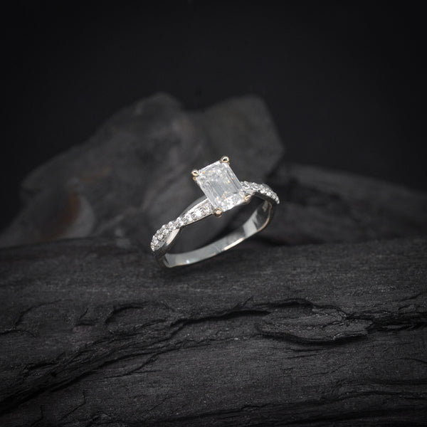 Anillo de compromiso con moissanita corte esmeralda de 1.0ct con certificado GRA y cristales laterales elaborado en oro blanco de 14 kilates