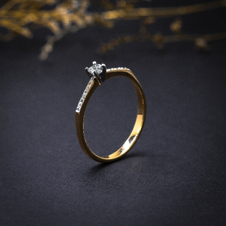 Anillo de compromiso con diamante natural de .10ct y 8 diamantes laterales en oro amarillo de 14 kilates